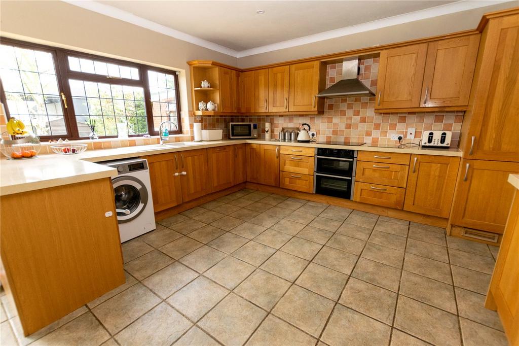 Great Billington, Bedfordshire LU7 5 bed detached house for sale £950,000