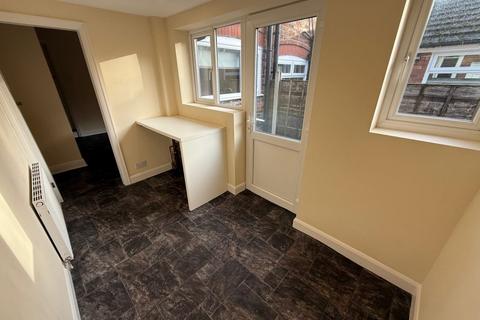 2 bedroom terraced house to rent, Tottington Road, Bury, BL8 1TX