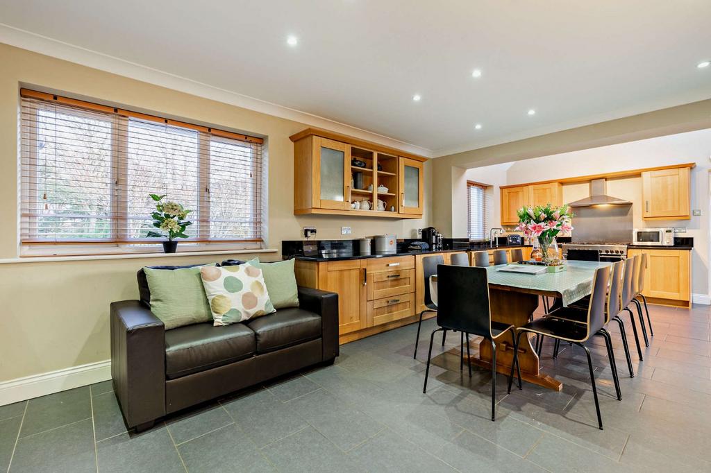 Kitchen/Sitting Area