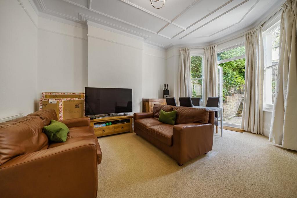 Woodside, Wimbledon 2 bed flat for sale £500,000