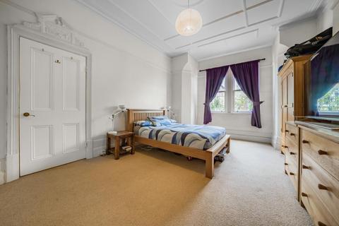 90a Woodside, London, SW19 7BA