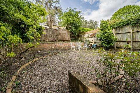 90a Woodside, London, SW19 7BA