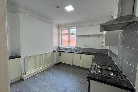 4 bedroom terraced house to rent, East Park Road, Leicester