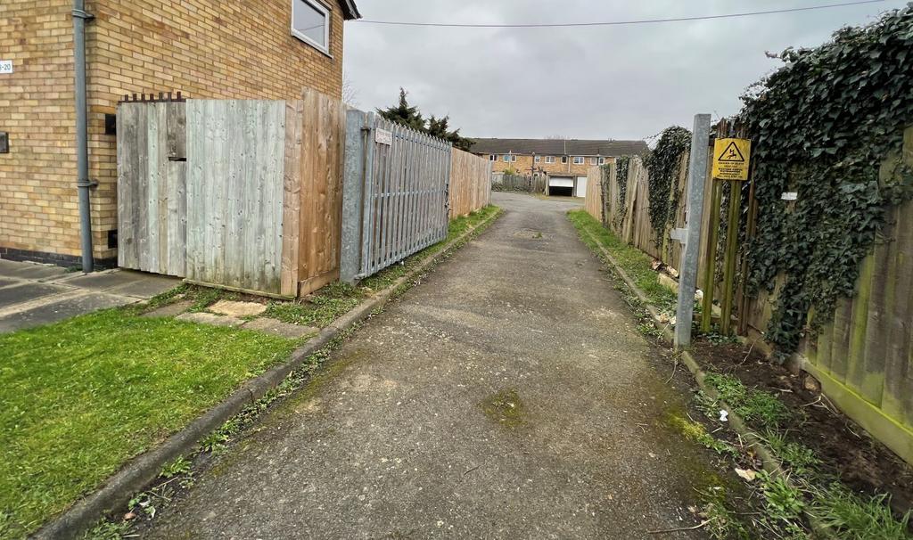 Access adjacent to 22 Dupont Gardens