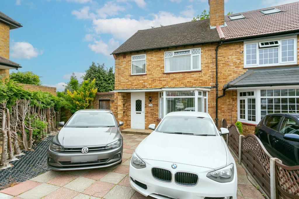 Coates Way, Watford, Hertfordshire, WD25 3 bed semidetached house £