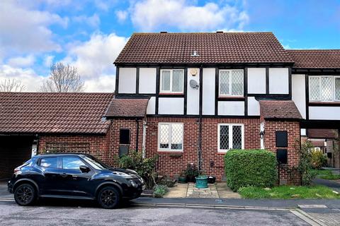 2 bedroom end of terrace house to rent, Kendal Close, Feltham