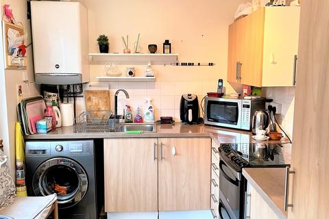2 bedroom end of terrace house to rent, Kendal Close, Feltham