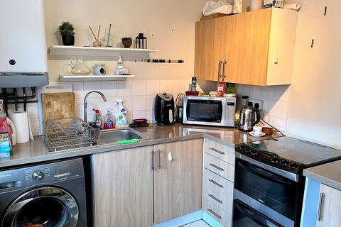 2 bedroom end of terrace house to rent, Kendal Close, Feltham