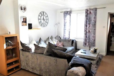 2 bedroom end of terrace house to rent, Kendal Close, Feltham