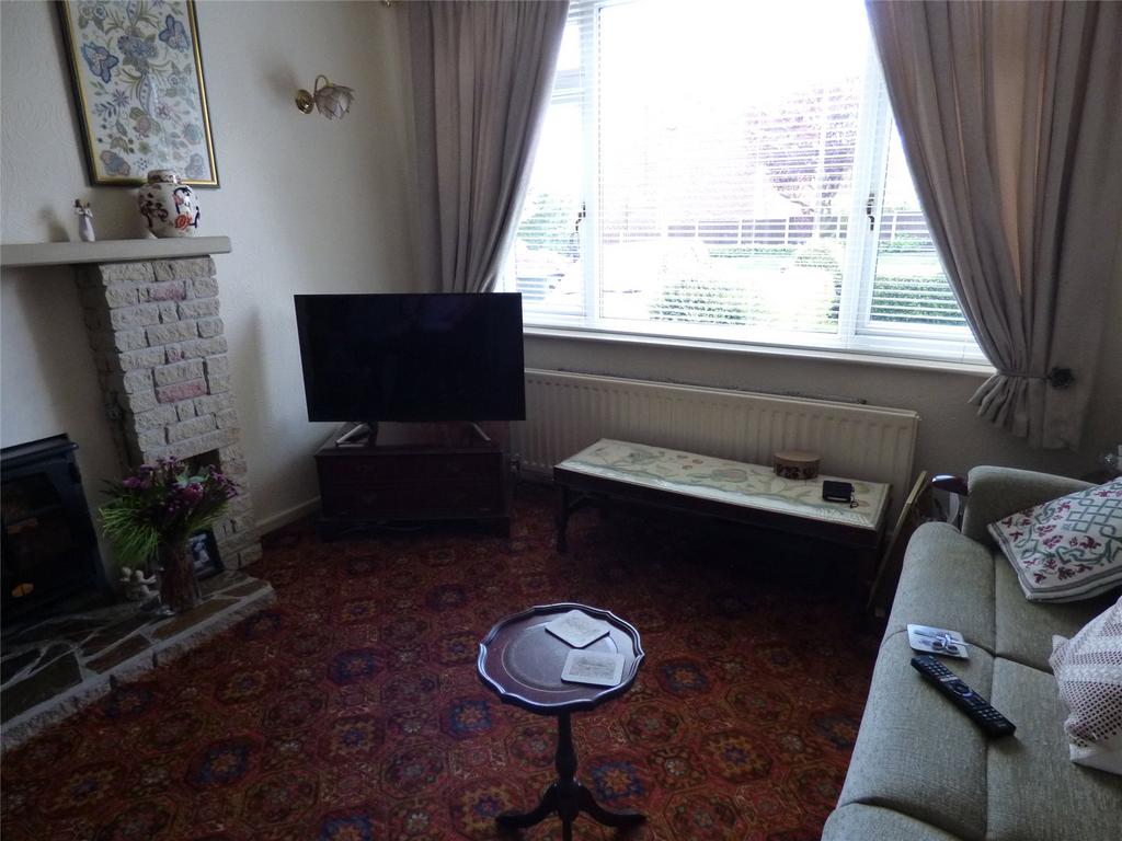 Lower Barn Road, Hadfield, Glossop... 3 bed link detached house £270,000