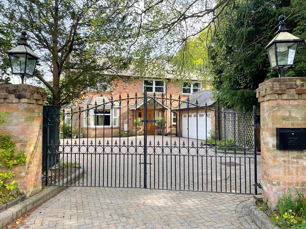 Mead End Road, Sway, Lymington, SO41 5 bed detached house for sale £