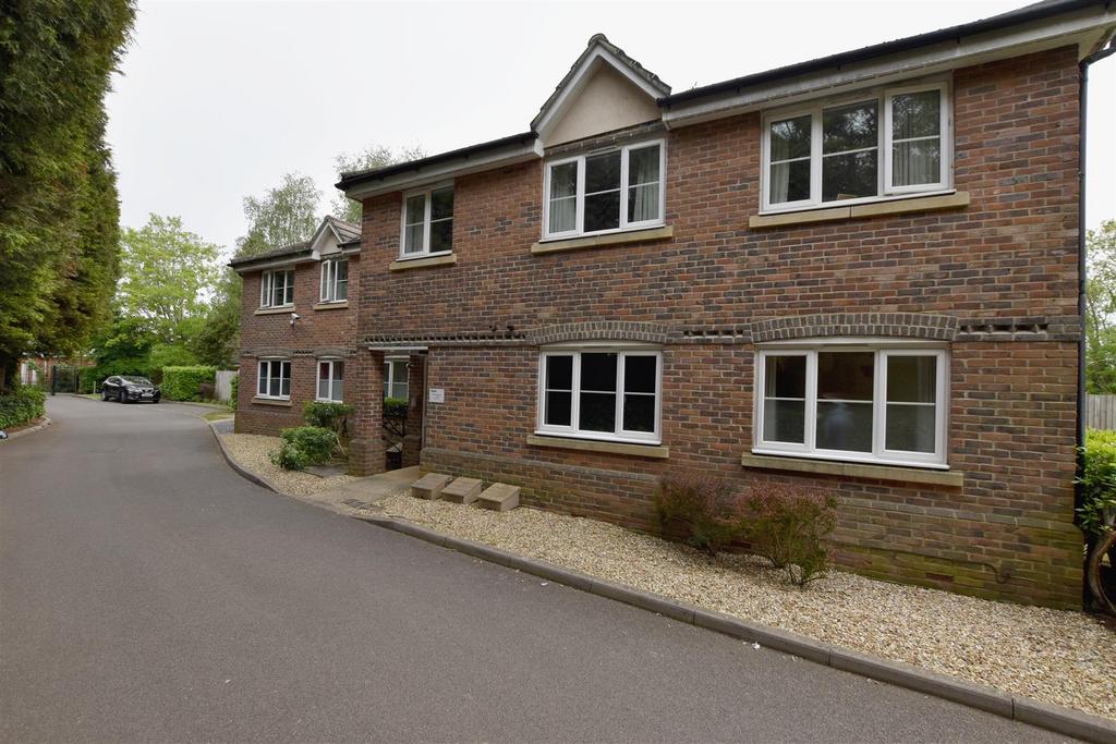 Latimer Court, Earlswood, Redhill 2 bed apartment £1,400 pcm (£323 pw)