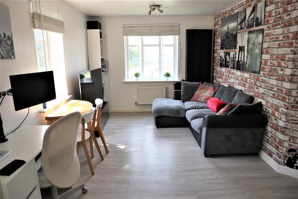 Frenchs Avenue, Dunstable, Bedfordshire 2 bed flat for sale £185,000