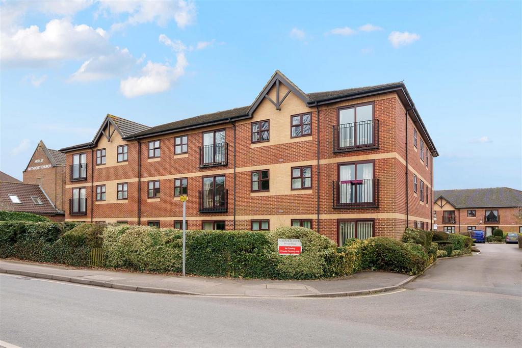 Victoria Road, Horley RH6 2 bed apartment for sale £130,000