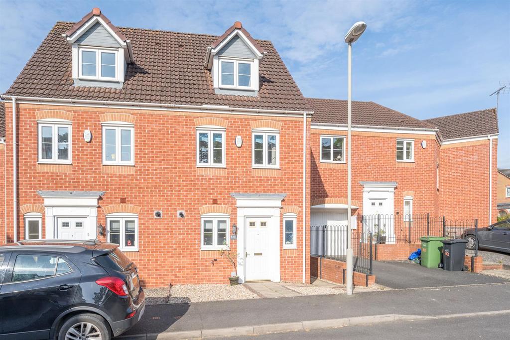 Murdoch Drive, Kingswinford, DY6 9HJ 3 bed semidetached house for sale