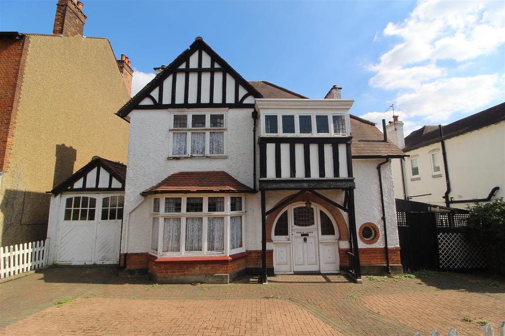 Bedford Avenue, EN5 4 bed detached house £1,250,000