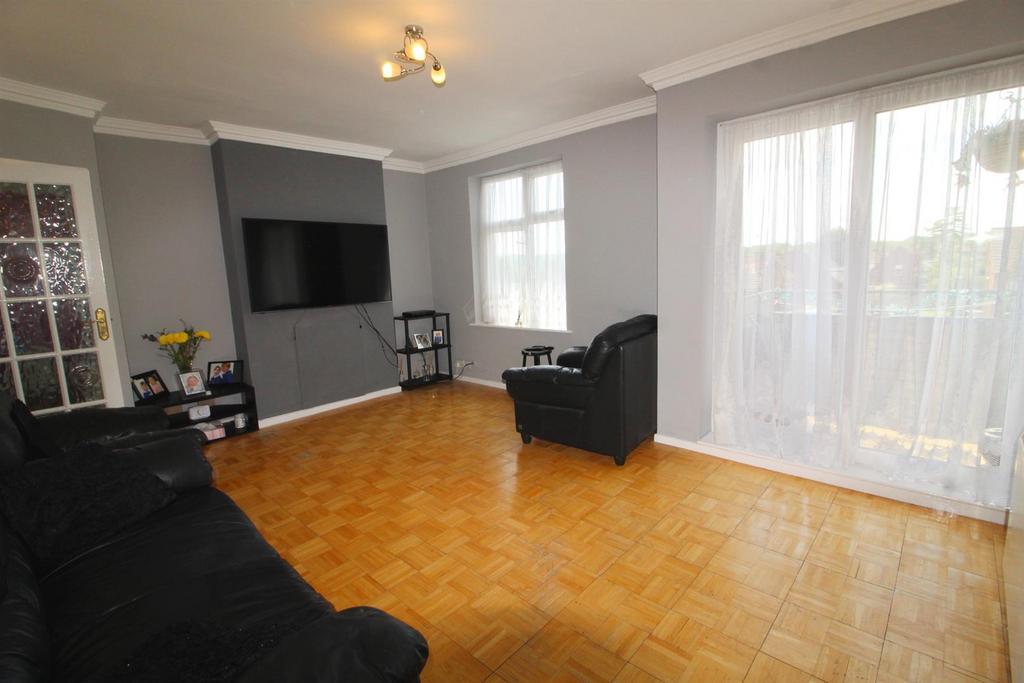Quinta Drive, EN5 2 bed flat £300,000