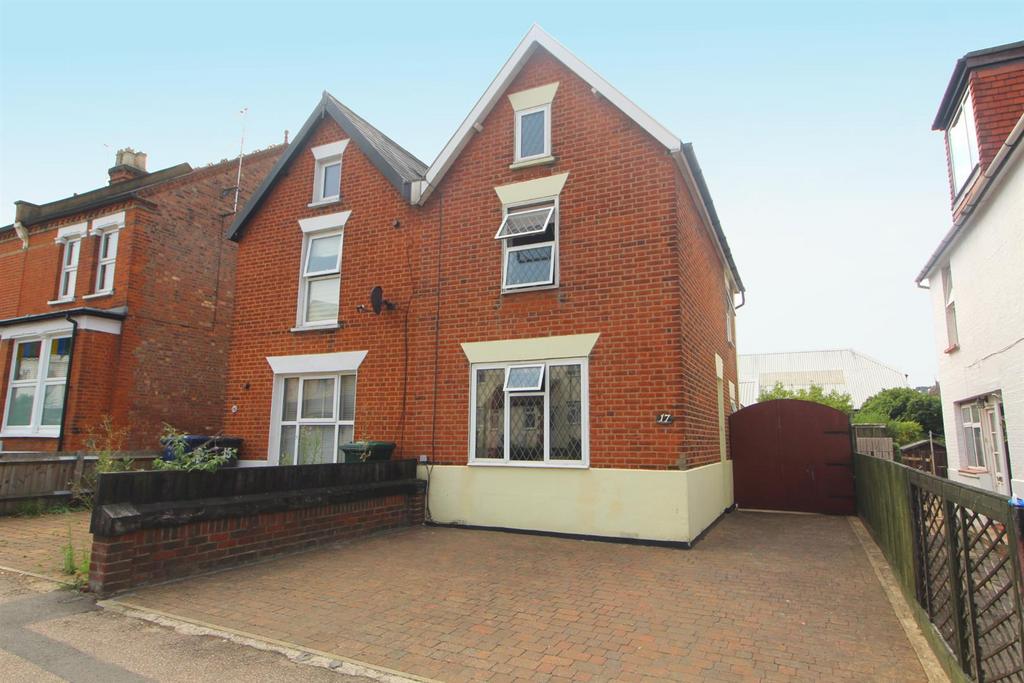 Road, EN5 3 bed semidetached house £550,000