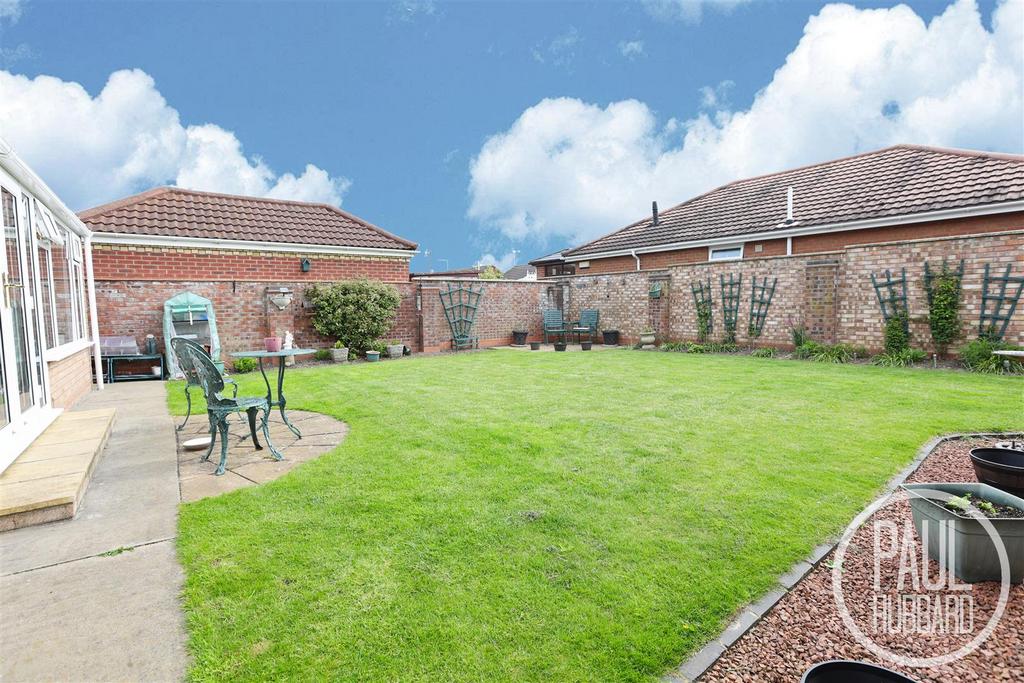 Crestview Drive, Lowestoft 2 bed detached bungalow for sale £315,000