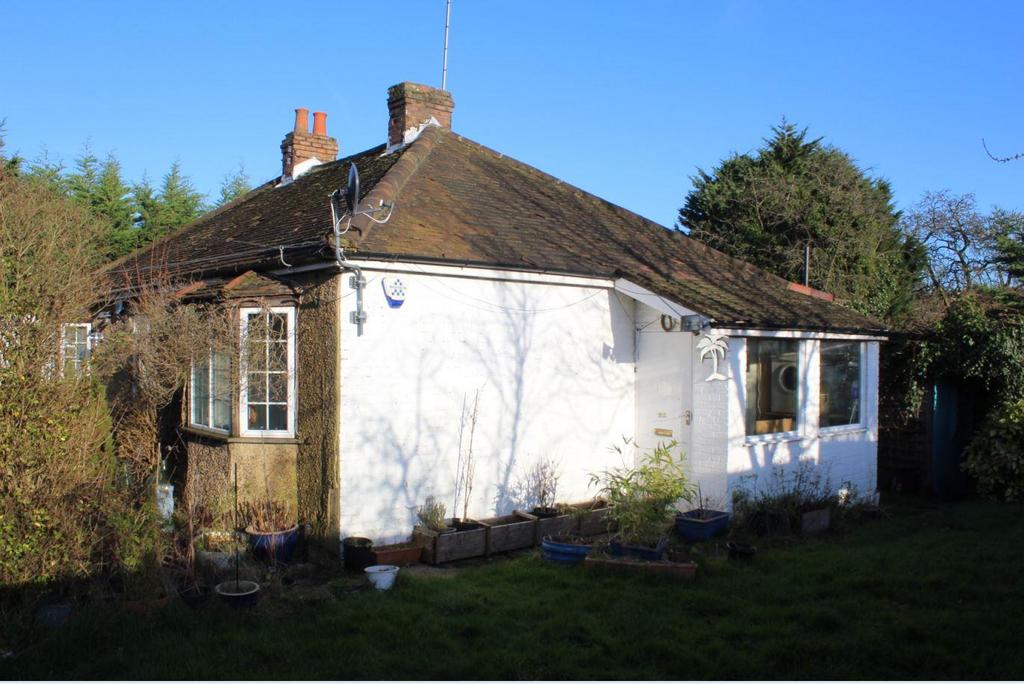 Crescent Road, East EN4 3 bed detached bungalow £500,000