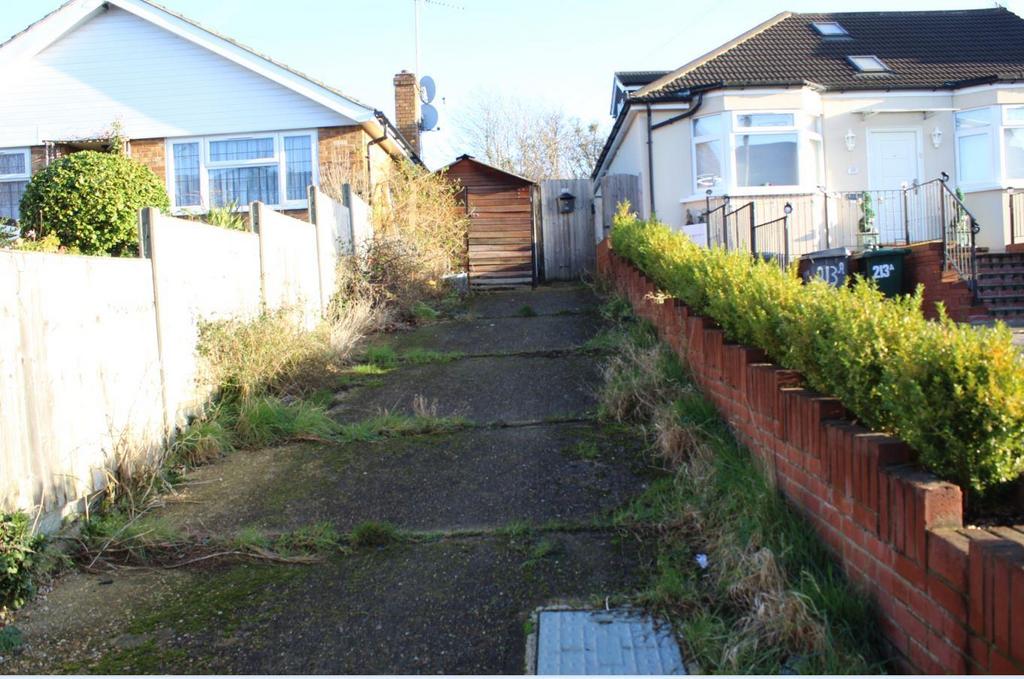 Crescent Road, East EN4 3 bed detached bungalow £500,000