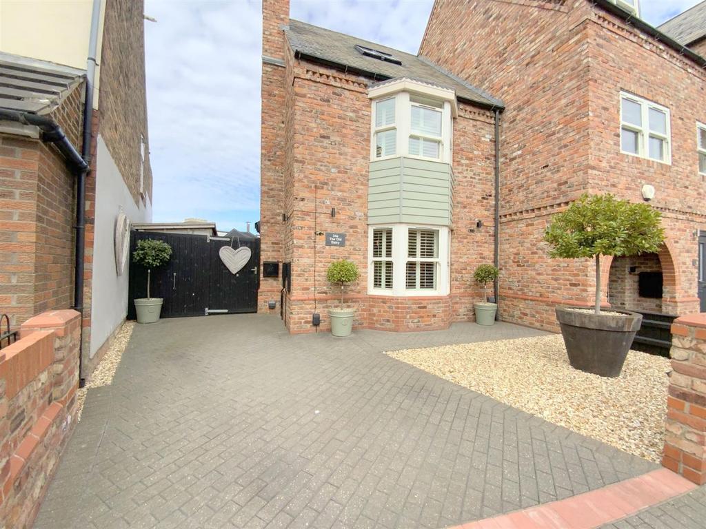 Yarra Road, Cleethorpes 3 bed townhouse £300,000