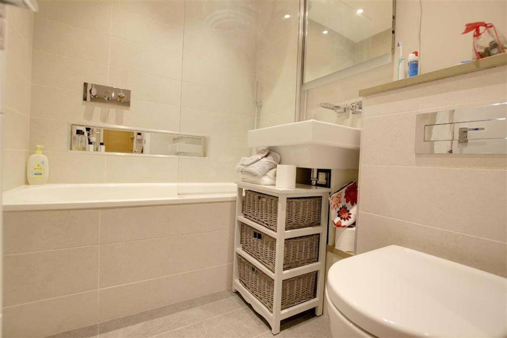 17 Senate House family bathroom.jpg