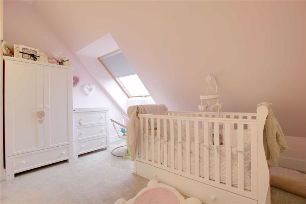 17 Senate House bedroom2.jpg