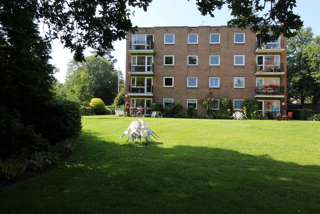 Hawkshead Road, Little Heath, Potters Bar EN6 2 bed flat for sale £