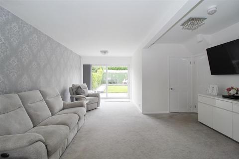 14 Meadow Close, Welham Green, Hatfield, AL9 7NZ