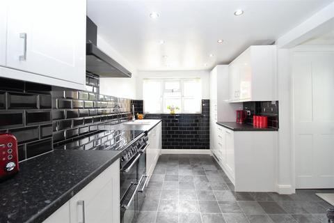 14 Meadow Close, Welham Green, Hatfield, AL9 7NZ