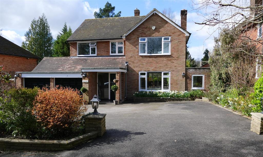 Upland Drive, Brookmans Park AL9 4 bed detached house £1,100,000