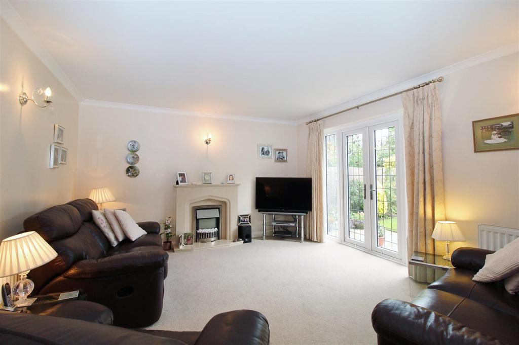 Causeway Close, Potters Bar EN6 4 bed detached house £650,000