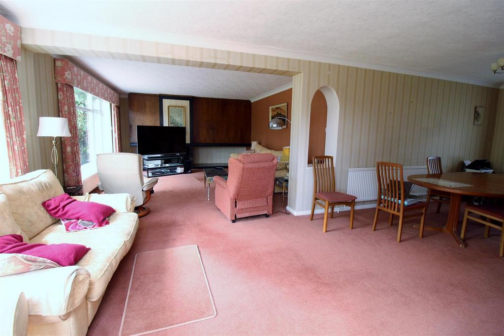 Calder Avenue, Brookmans Park AL9 5 bed detached house £1,175,000