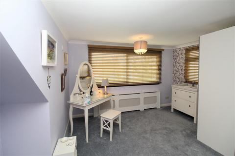 76 Wroxham Gardens, Potters Bar, EN6 3DL