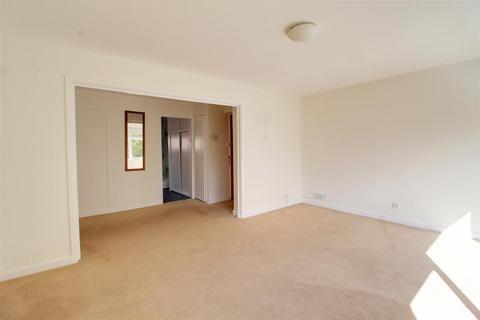 2 bedroom flat to rent, HEATHFIELD CLOSE, POTTERS BAR EN6