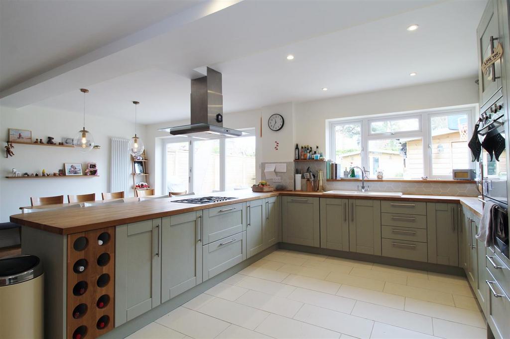 The Gardens, Brookmans Park AL9 5 bed semidetached house £950,000