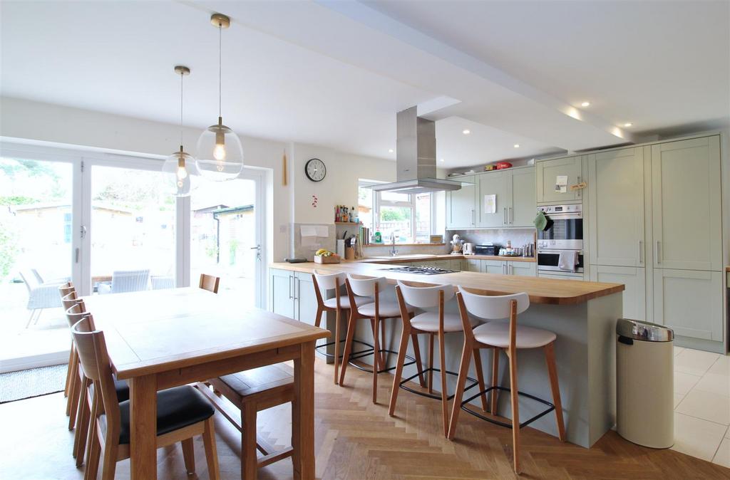 The Gardens, Brookmans Park AL9 5 bed semidetached house £950,000