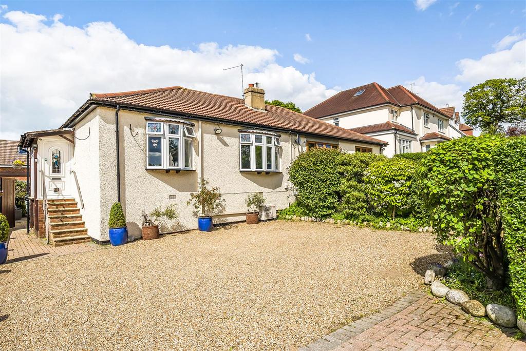 Chiltern Avenue Bushey Wd23 3 Bed Semi Detached Bungalow For Sale £