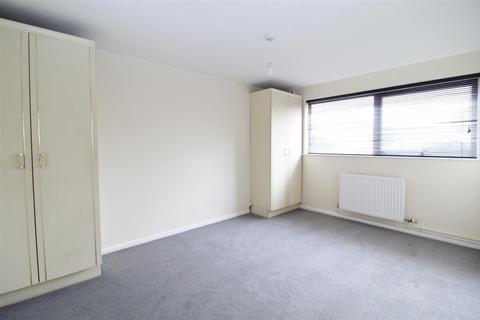 2 bedroom flat to rent, ALDERMAN CLOSE, WELHAM GREEN AL9