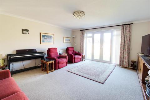25 Alderman Close, Welham Green, Hatfield, AL9 7DS