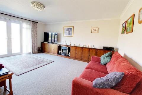 25 Alderman Close, Welham Green, Hatfield, AL9 7DS