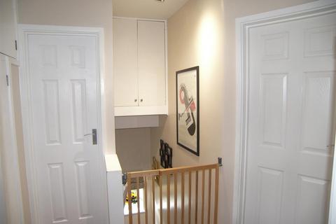 21 Highview Close, Potters Bar, EN6 5PF