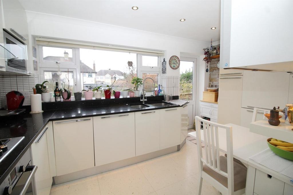 Birch Grove, Potters Bar EN6 3 bed detached bungalow £625,000