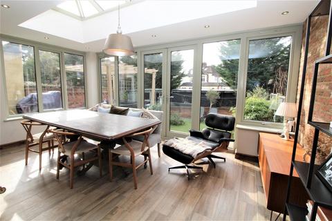 64 Brackendale, Potters Bar, EN6 2LX
