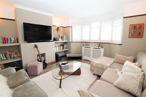64 Brackendale, Potters Bar, EN6 2LX