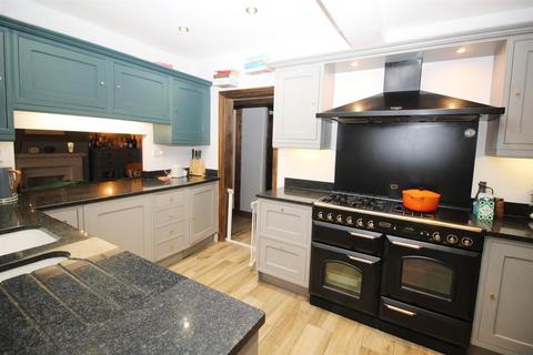 64 Brackendale, Potters Bar, EN6 2LX