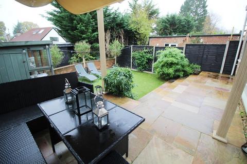 64 Brackendale, Potters Bar, EN6 2LX