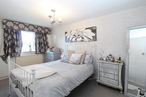 24 Hall Gardens, Colney Heath, St Albans, AL4 0QG