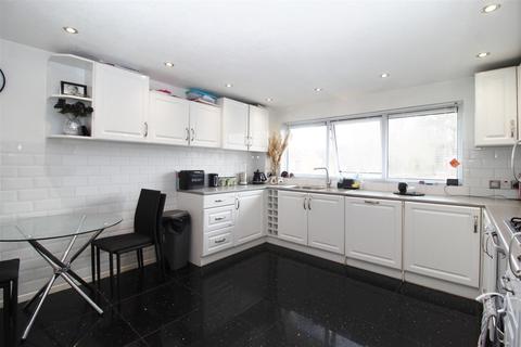 24 Hall Gardens, Colney Heath, St Albans, AL4 0QG